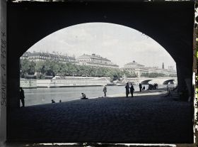 Image représentant Sous le Pont-Neuf quai de l'Horloge, vue sur le quai de la Mégisserie