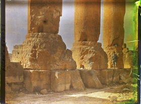 Image représentant Présentation à l'échelle humaine des bases des colonnes du péristyle méridional du sanctuaire du Temple de Jupiter Héliopolitain