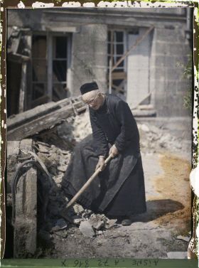 Image représentant L'abbé Hivet, curé de Saint-Waast, 86 ans, resté à Soissons, déblayant des gravats