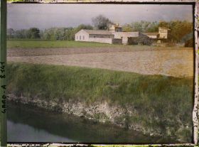 Image représentant Le canal avec la ferme dite Mas de Viquet près de Montfrin