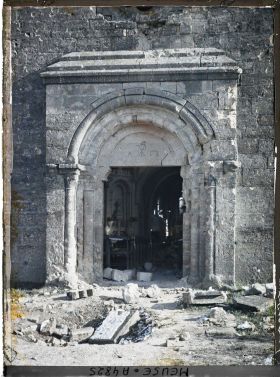 Image représentant La porte de l'église et le trou de la bombe allemande