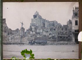 Image représentant Les ruines de la basilique de Saint-Quentin vues depuis une rue parallèle