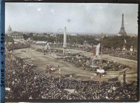 Image représentant La foule place de la Concorde pour le 14 juillet 1919, vue prise depuis le Ministère de la Marine