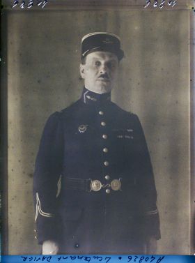 Image représentant Le  https://musee-albert-kahn.s-museum.fr/home/NWQ2OTAwYzNmYjZlZTk1ZWQwODJmMjY4L2dlbmVyaWMtbm90aWNlLXRhYi9hdXRob3JpdHkvNjE3YTc5ZjVjZjhiODk2OGIzMzM3ZDIx/5d6900c3fb6ee95ed082f268/generic-notice-tab/authority/617a79ebcf8b8968b3336b35 lieutenant Davier