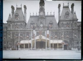 Image représentant L'Hôtel de Ville de Paris décoré de la Croix de Guerre