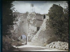 Image représentant France, Coucy le Château, La Porte de Laon vue de L'extérieur