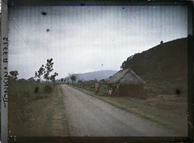 Image représentant La route entre Hai-phong et Kiên-an, à la tombée de la nuit