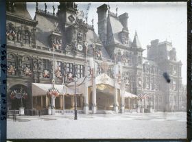 Image représentant L'Hôtel de Ville de Paris décoré de la Croix de Guerre