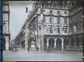 Image représentant Pavoisements au quartier général de la Croix-Rouge américaine à l'Hôtel Regina et décorations autour de la statue de Jeanne d'arc place de Rivoli (actuelle place des Pyramides) pour les fêtes de la Victoire des 13 et 14 juillet 1919