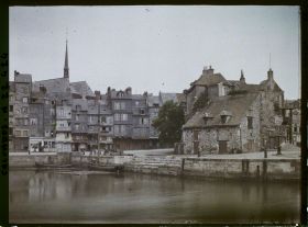 Image représentant Un coin du Vieux Bassin de l'ouest et la Lieutenance