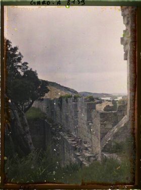 Image représentant Une partie des remparts de la forteresse avec la vue sur le Rhône