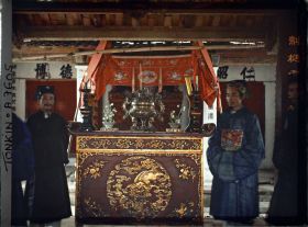 Image représentant Deux officiants autour de l'autel intérieur, au temple Te ky-phuc, lors d'une cérémonie pour demander le bonheur