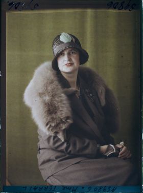 Image représentant https://musee-albert-kahn.s-museum.fr/home/NWQ2OTAwYzNmYjZlZTk1ZWQwODJmMjY4L2dlbmVyaWMtbm90aWNlLXRhYi9hdXRob3JpdHkvNjE3YTc5ZjVjZjhiODk2OGIzMzM3ZDIx/5d6900c3fb6ee95ed082f268/generic-notice-tab/authority/617a79ebcf8b8968b33378a2 Madame Terrail