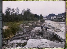 Image représentant Trois enfants posent sur les berges d'une rivière