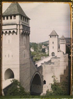 Image représentant France, Cahors, Le pont Valendré vu des hauteurs sud ouest de Cahors