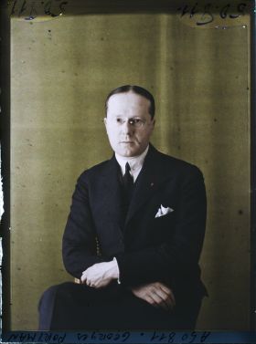 Image représentant Monsieur  https://musee-albert-kahn.s-museum.fr/home/NWQ2OTAwYzNmYjZlZTk1ZWQwODJmMjY4L2dlbmVyaWMtbm90aWNlLXRhYi9hdXRob3JpdHkvNjE3YTc5ZjVjZjhiODk2OGIzMzM3ZDIx/5d6900c3fb6ee95ed082f268/generic-notice-tab/authority/617a79ebcf8b8968b333762e Georges Portmann