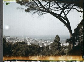 Image représentant La basse ville vue des jardins du palais d'été du Gouverneur