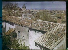 Image représentant Les toits avec les tuiles avançant et formant des créneaux d'ombre (avant les gouttières)