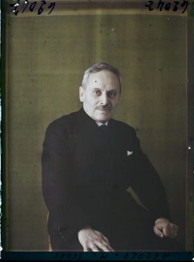 Image représentant https://musee-albert-kahn.s-museum.fr/home/NWQ2OTAwYzNmYjZlZTk1ZWQwODJmMjY4L2dlbmVyaWMtbm90aWNlLXRhYi9hdXRob3JpdHkvNjE3YTc5ZjVjZjhiODk2OGIzMzM3ZDIx/5d6900c3fb6ee95ed082f268/generic-notice-tab/authority/617a79ebcf8b8968b33377d5 Monsieur Segré