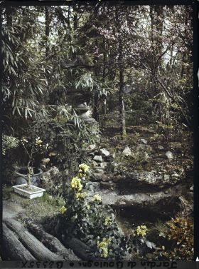 Image représentant Lanterne près d'un ruisseau ; vers l'entrée du " village japonais ", côté jardin anglais ?