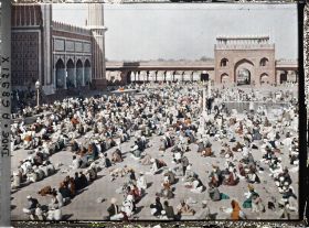 Image représentant La prière du vendredi dans la cour de la Grande Mosquée (Jama Masjid)