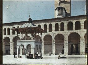 Image représentant Le dôme de la Fontaine (Qubbat en Naufara) dans la cour intérieure de la mosquée des Omeyades