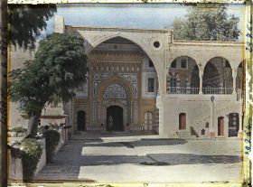 Image représentant Le portail du Dar El-harim depuis la cour du Dar El-wousta dans le palais de l'émir Bachir Chihab