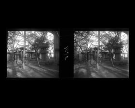 Image représentant Lanternes et constructions dans un parc, probablement sur la colline Atagoyama