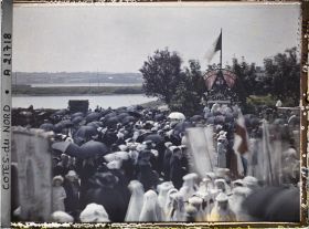 Image représentant La procession de la Fête-Dieu devant le reposoir de la rade de Perros-Guirec