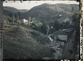 Image représentant Le lit du fleuve Gökdere et quelques maisons