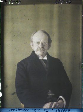Image représentant https://musee-albert-kahn.s-museum.fr/home/NWQ2OTAwYzNmYjZlZTk1ZWQwODJmMjY4L2dlbmVyaWMtbm90aWNlLXRhYi9hdXRob3JpdHkvNjE3YTc5ZjVjZjhiODk2OGIzMzM3ZDIx/5d6900c3fb6ee95ed082f268/generic-notice-tab/authority/617a79ebcf8b8968b33378b8 Sir Joseph John Thomson