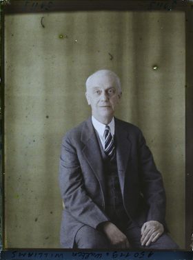 Image représentant Monsieur  https://musee-albert-kahn.s-museum.fr/home/NWQ2OTAwYzNmYjZlZTk1ZWQwODJmMjY4L2dlbmVyaWMtbm90aWNlLXRhYi9hdXRob3JpdHkvNjE3YTc5ZjVjZjhiODk2OGIzMzM3ZDIx/5d6900c3fb6ee95ed082f268/generic-notice-tab/authority/617a79ebcf8b8968b3337a98 Walter Williams