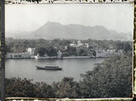 Image représentant La presqu'île de Brahm Puri et l'extrémité nord du lac Pichola