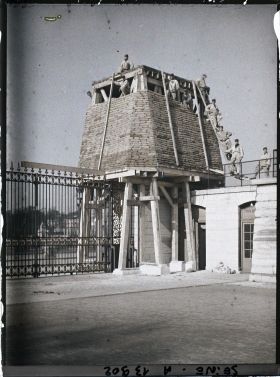 Image représentant L'un des Chevaux de Marly (1743-1745) protégé des bombardements, à l'entrée du jardin des Tuileries place de la Concorde