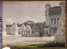 Image représentant L'Exposition des arts décoratifs, Jardin des Nymphéas, A. Laprade, Fontaine sur l'esplanade devant le pavillon de Sèvres et la tour de Champagne à droite
