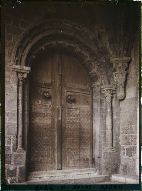 Image représentant L'une des deux portes du porche du For de la cathédrale Notre-Dame-de-l'Annonciation