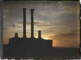 Image représentant Algérie, Timgad, Le Capitole au Soleil couchant