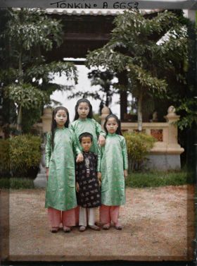 Image représentant Les enfants du Tông-dôc (gouverneur) de la province, dans leur jardin