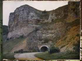 Image représentant L'entrée du tunnel dans les blocs de calcaire