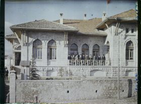 Image représentant Turquie, Angora, Députés sur la terrasse du Palais de la Grande Assemblée