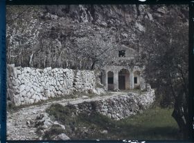 Image représentant La chapelle Saint-Lazare nichée sur le chemin du doyen Pierre Rochard