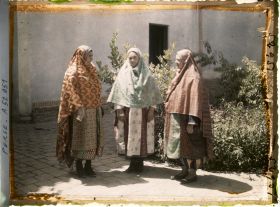 Image représentant Femmes guèbres en costume (traditionnels de profil, moderne de face)
