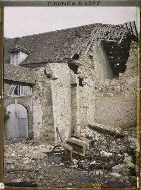 Image représentant Les restes de l'automobile de Monsieur Jacob dans une ferme