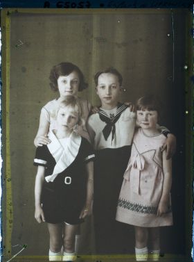 Image représentant Mesdemoiselles  https://musee-albert-kahn.s-museum.fr/home/NWQ2OTAwYzNmYjZlZTk1ZWQwODJmMjY4L2dlbmVyaWMtbm90aWNlLXRhYi9hdXRob3JpdHkvNjE3YTc5ZjVjZjhiODk2OGIzMzM3ZDIx/5d6900c3fb6ee95ed082f268/generic-notice-tab/authority/617a79ebcf8b8968b3337282 Jeanine de Lipkowski,  https://musee-albert-kahn.s-museum.fr/home/NWQ2OTAwYzNmYjZlZTk1ZWQwODJmMjY4L2dlbmVyaWMtbm90aWNlLXRhYi9hdXRob3JpdHkvNjE3YTc5ZjVjZjhiODk2OGIzMzM3ZDIx/5d6900c3fb6ee95ed082f268/generic-notice-tab/authority/617a79ebcf8b8968b3337283 Solange de Lipkowski, Messieurs J https://musee-albert-kahn.s-museum.fr/home/NWQ2OTAwYzNmYjZlZTk1ZWQwODJmMjY4L2dlbmVyaWMtbm90aWNlLXRhYi9hdXRob3JpdHkvNjE3YTc5ZjVjZjhiODk2OGIzMzM3ZDIx/5d6900c3fb6ee95ed082f268/generic-notice-tab/authority/617a79ebcf8b8968b3337284 ean Noël de Lipkowski et René de Lipkowski