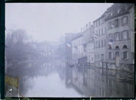 Image représentant France, Strasbourg, Zomemüchlgiessi, Cours d'eau près des moulins Zom, près des Ponts Couverts, avec s/la dr, maison des poètes, 2e Etage