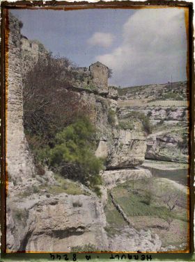 Image représentant La prison à gauche et la maison penchée à l'extrémité du promontoire à droite