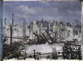 Image représentant Les ruines d'une usine et débris de machines industrielles