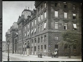 Image représentant La Préfecture de police, à l'angle des rues de la Cité et de Lutèce
