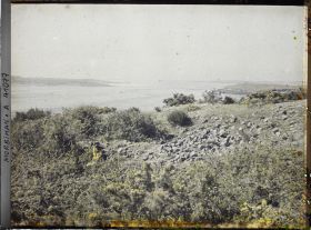 Image représentant Le sommet du tumulus de Gavrinis ; à l'arrière-plan, l'ouverture du golfe du Morbihan sur l'océan