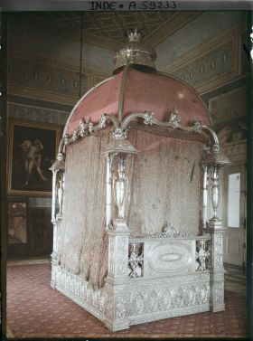 Image représentant Lit à baldaquin en argent à l'intérieur de Khas Bagh (ou Hamid Manzil)